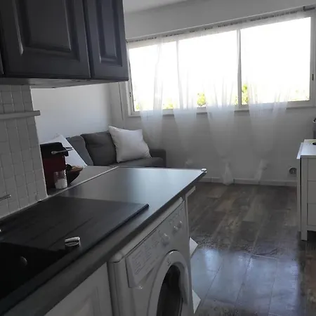 L'antre De Mer: Beachfront Retreat With Sea Views Apartment *