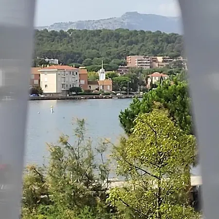 Apartment L'antre De Mer: Beachfront Retreat With Sea Views La Seyne-sur-Mer